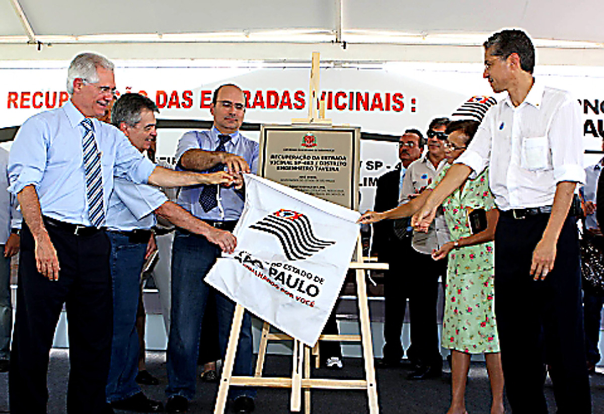 Governador em exerccio Vaz de Lima descerra placa inaugural da recuperao da SP-463 <a style='float:right;color:#ccc' href='https://www3.al.sp.gov.br/repositorio/noticia/01-2009/presidente 3.jpg' target=_blank><i class='bi bi-zoom-in'></i> Clique para ver a imagem </a>